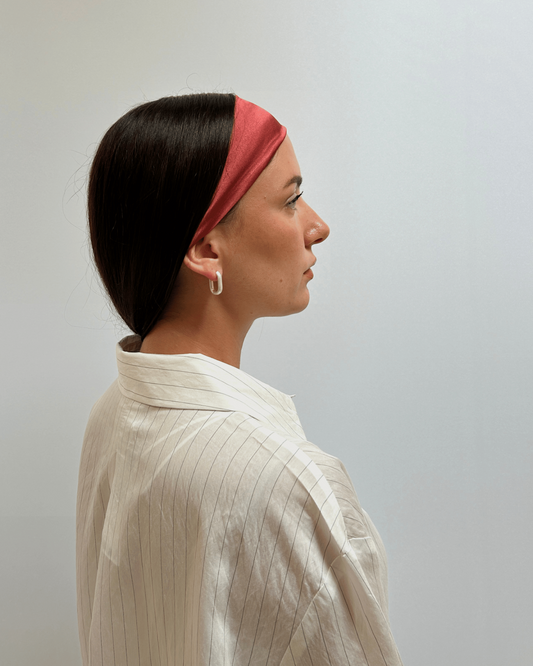 LE BANDEAU ROUGE EN SATIN DE SOIE