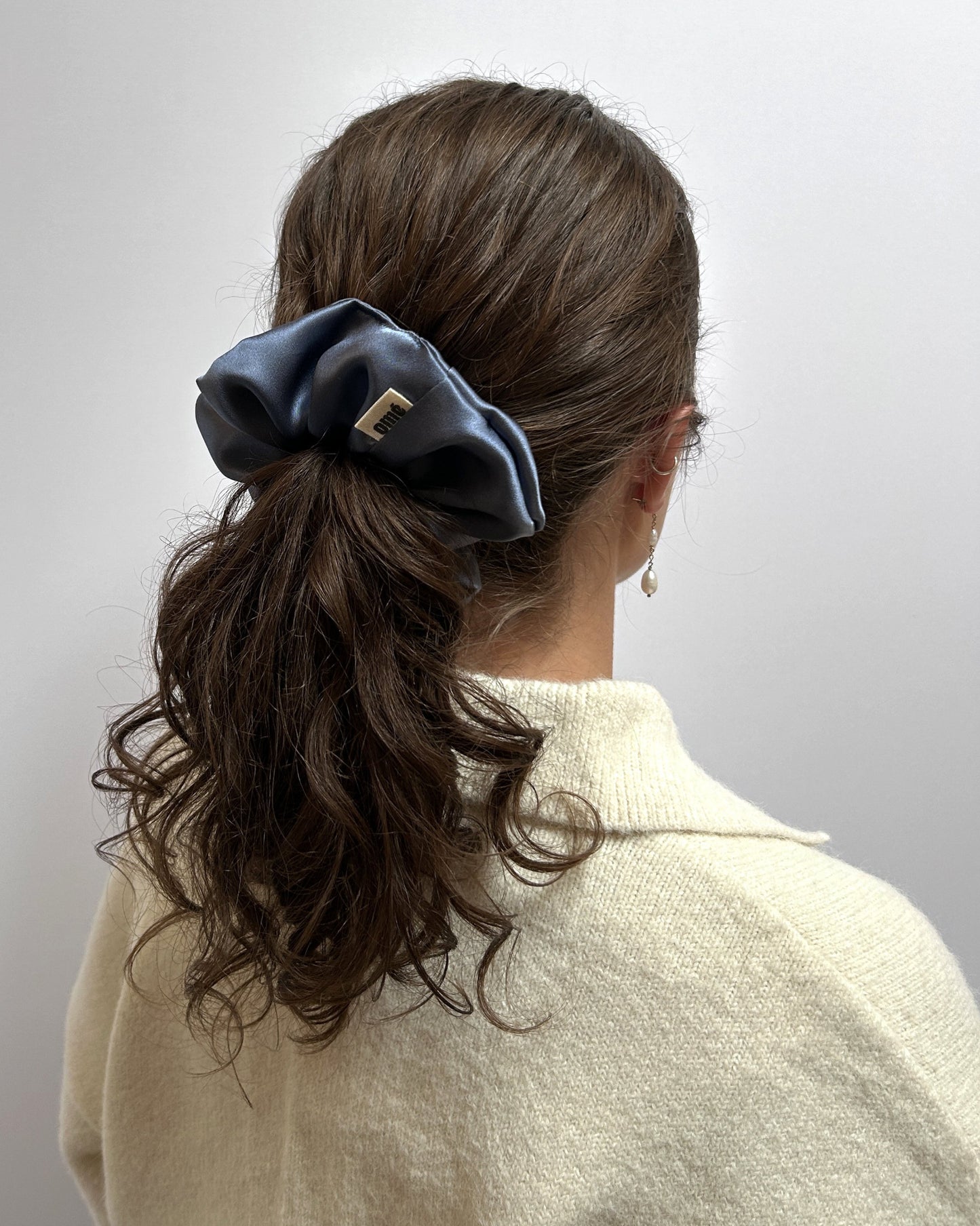 LE BLEU EN SATIN DE SOIE